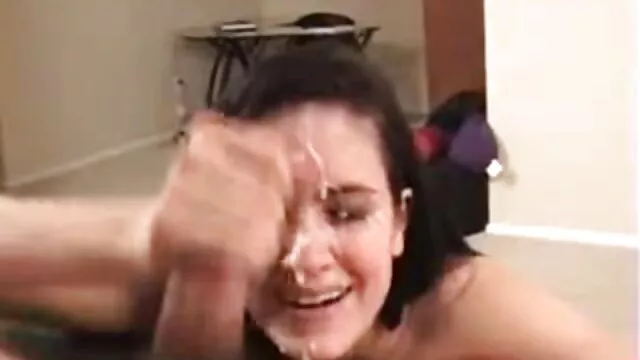 فتاة جميلة تهز رئيسها وتتركه يمارس الجنس سكس اخوات مترجم عربي معها