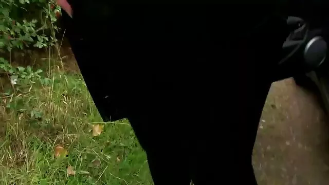 تدخل الشاب ريبيكا في شجار مع رجل سكس اخوات مترجم جديد عجوز