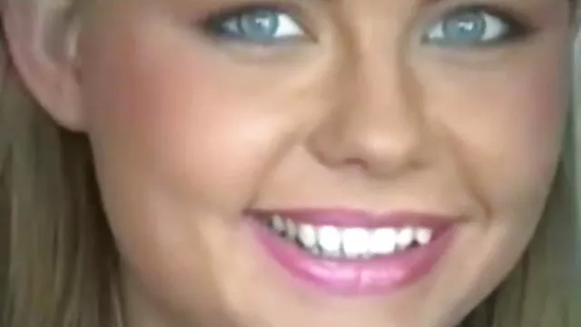 عارضة سكس اخوات مترجم الأزياء السوداء أدريان مايا مارس الجنس وواجهه