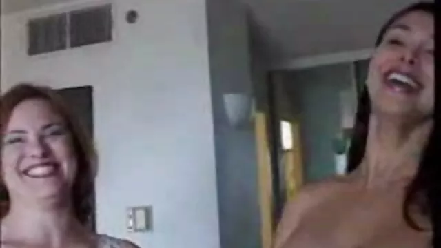 تستمتع البخاخ إيلينا جنس اخوات مترجم كوشكا بلقائها الأول في الولايات المتحدة