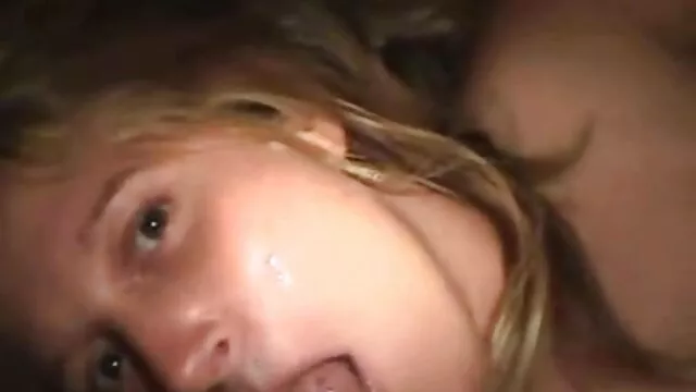 سمراء تصرخ بأعينها أثناء إطلاق سكس اخوات مترجم كامل النار