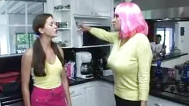 دارسي دولتشي تغوي فيديو سكس اخوات مترجم ابنتها الأولى أبريل ونيل
