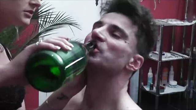 صديق شقي افلام سكس اخوات مترجم عربي يخدع زوجة أبي صديقته ويتسلل بعيدًا عن الواقي الذكري لمضغه من الداخل