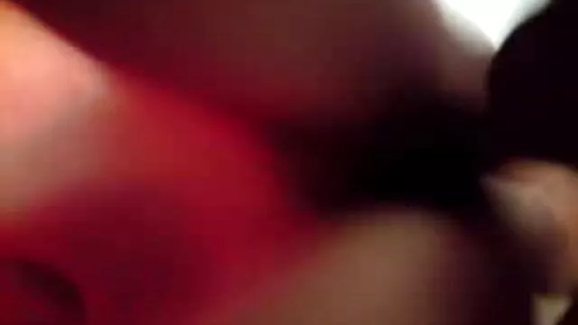 وضع سيكس اخوات مترجم راندي ستيبادس قناعًا لتسمير 2 من الفاسقات